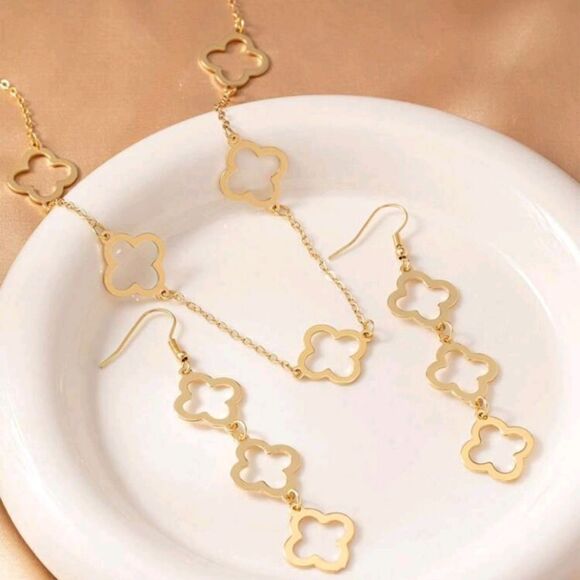 Gold Quatrefoil Clover Necklace & Earrings Set - Picture 5 of 6
